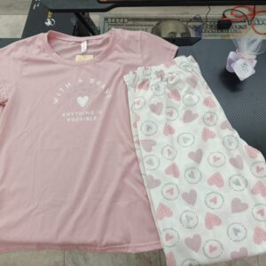 PIJAMA ROSADA PANTALON DE CORAZONES TALLA M