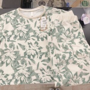 PIJAMA BLANCO HUESO CON FLORES VERDES PANTALON TALLA M